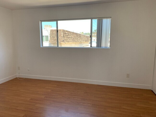 Photo - 2 bedroom, 1.5 bath townhouse - Take a Look!