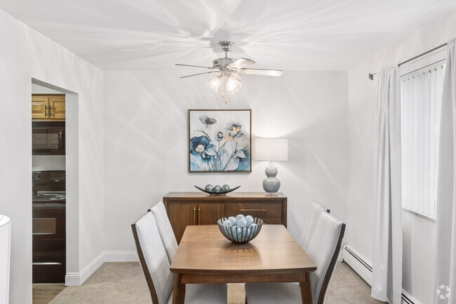 1BR, 1BA - 600SF - Dining Room - Monroeville Apartments at Birnam Wood