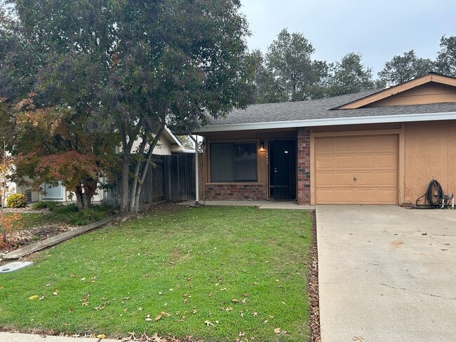 Building Photo - Warm & Cozy Duplex