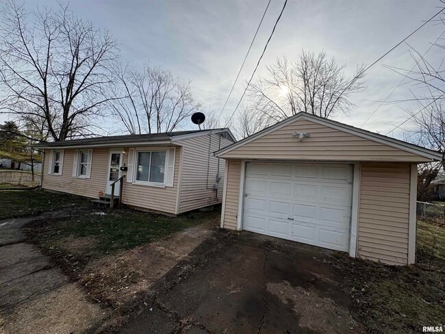 Building Photo - 2324 W Gilbert Ave