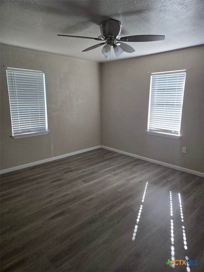 Photo - 109 W Robin Ln