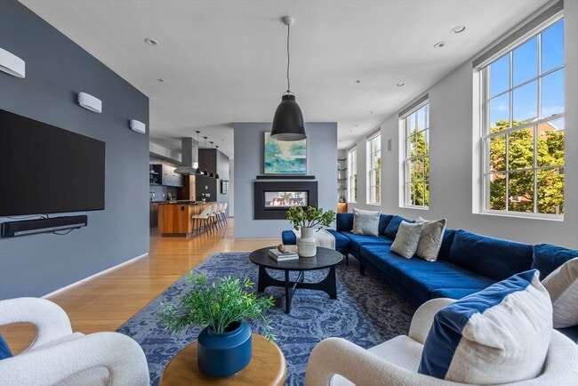 Building Photo - 618 E 2nd St Unit 2