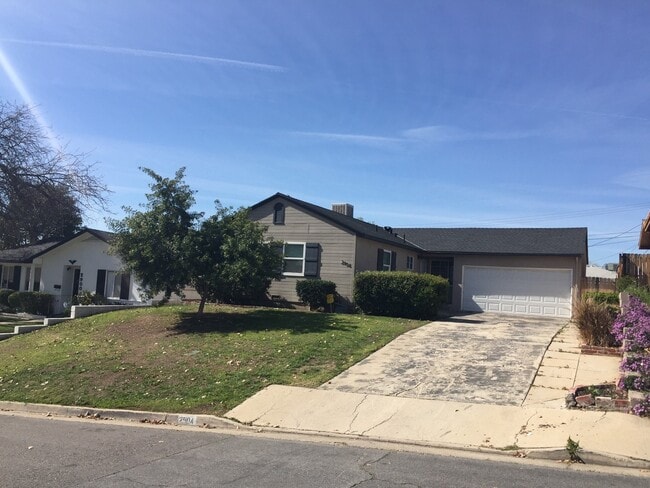 Photo - 3 Bed / 1 Bath Home Near Bakersfield College – $1,725 + Deposit