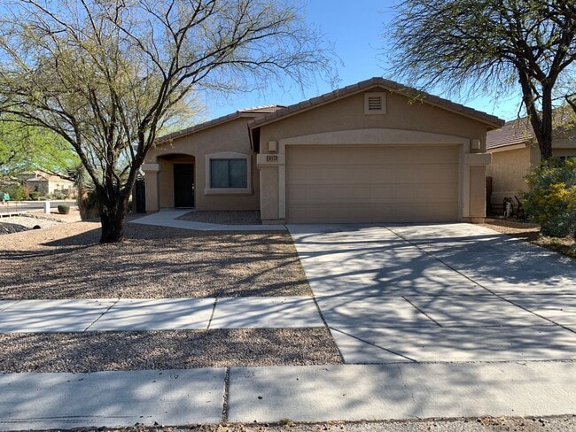Building Photo - 3Bdm 2Ba Home, Popular Location, Available...
