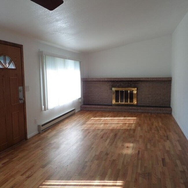 Photo - Super Cute & Charming 2-Bedroom Des Moines Home With Giant Fenced Yard!!