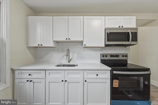 Building Photo - 109 W Queen Ln Unit 1R