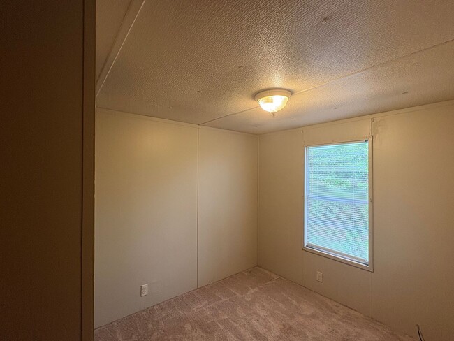 Photo - 3 Bed 2 Bath Mobile Home in Yorktowne!