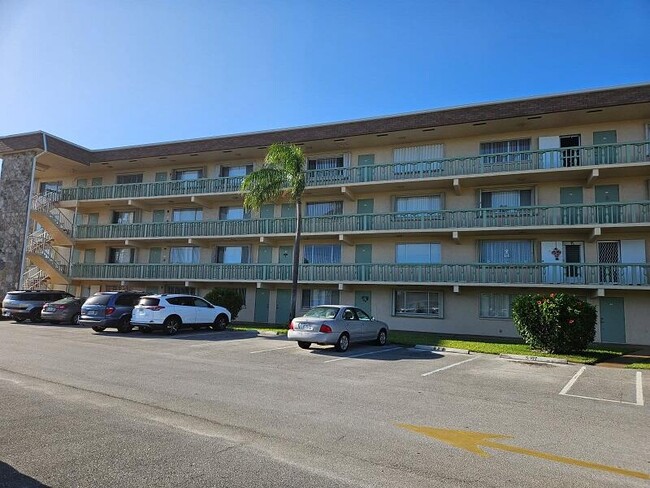Building Photo - 300 Village Green Cir S Unit 114