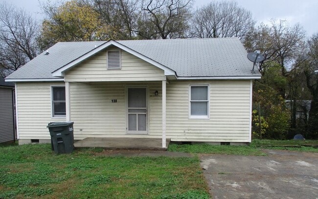 Building Photo - 138 Chestnut Dr SW