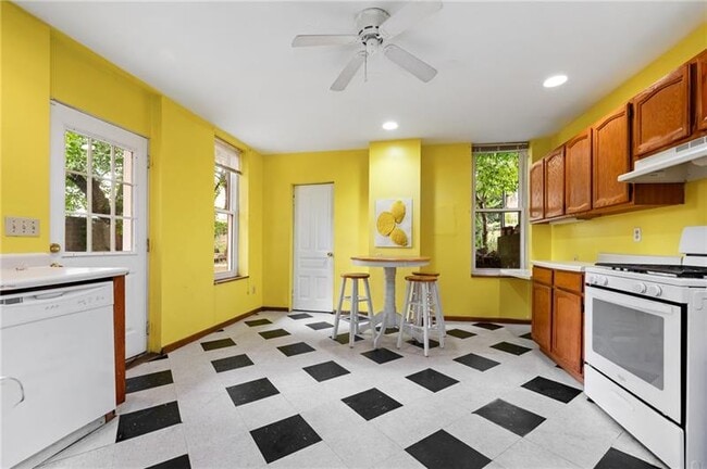 Photo - 3336 Ward St