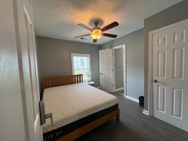Photo - Room in House on Scott St NW