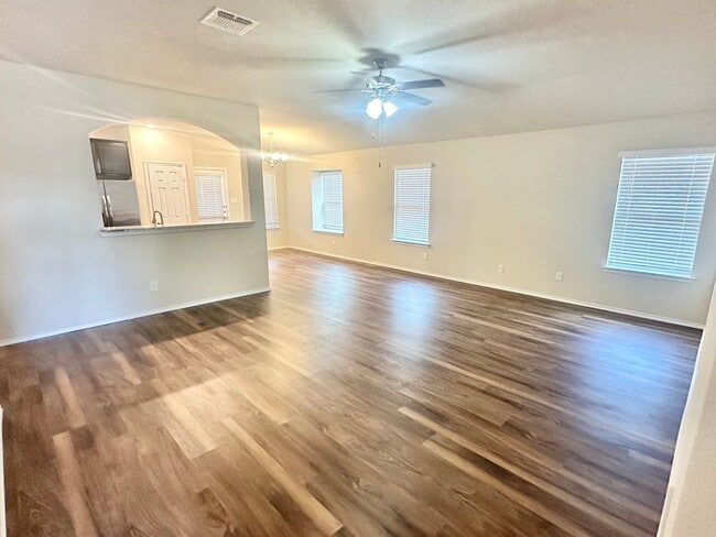 Photo - AVAILABLE NOW ! 1 WEEK FREE MOVE IN SPECIAL