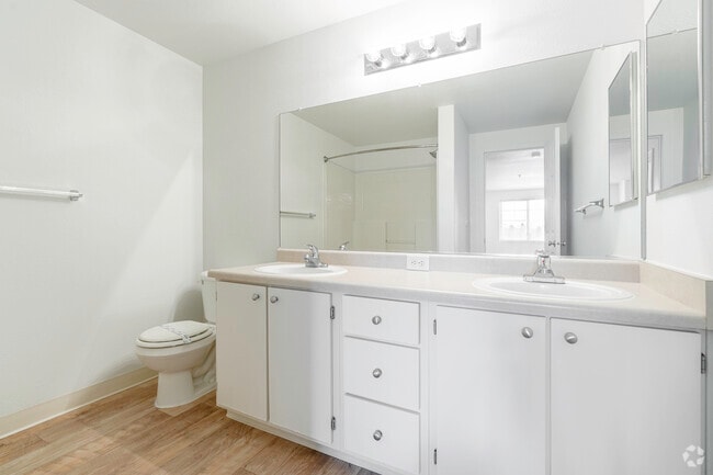 2BR, 2BA - 939SF - Bathroom