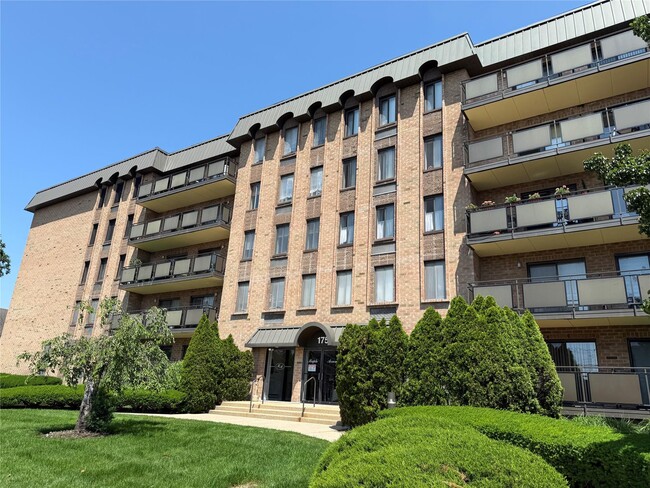 Photo - 175 Maple Ave Unidad 4J Rental