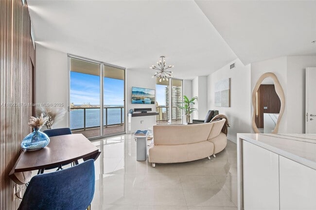 Building Photo - 300 S Biscayne Blvd Unit 2610