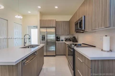 Building Photo - 4725 NW 85th Ave Unit 32