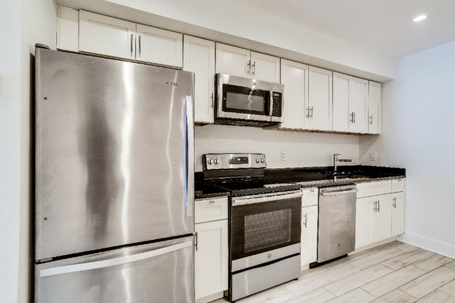 Photo - 727 Quebec Pl NW