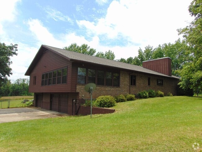 Building Photo - Amazing 3 Bed 2 Bath Country Home With Fab...