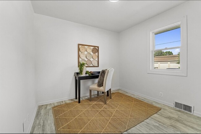 Photo - 521 E 2nd St