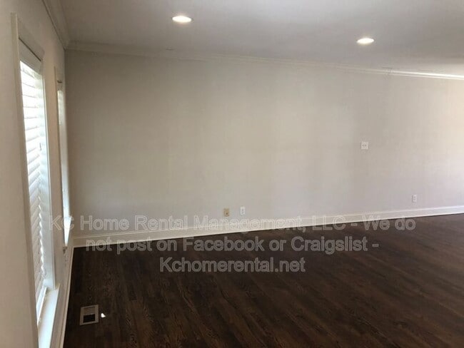 Photo - 8234 Main St