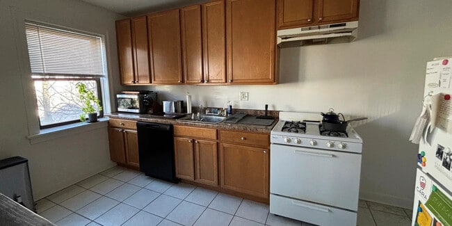 Building Photo - 3321 N Lakewood Ave Unit 3325-2