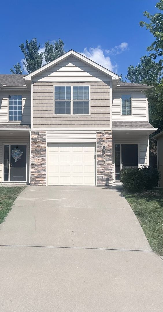 Building Photo - 3 Bed | 2.5 Bath | 1 Car Garage Townhome in Grain Valley