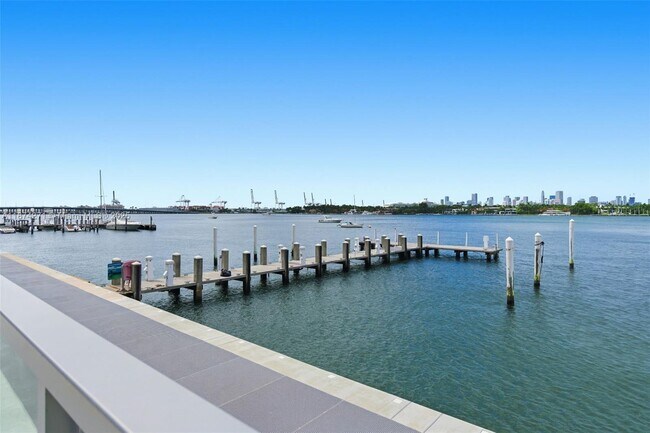 Building Photo - 1000 West Ave Unit PH22