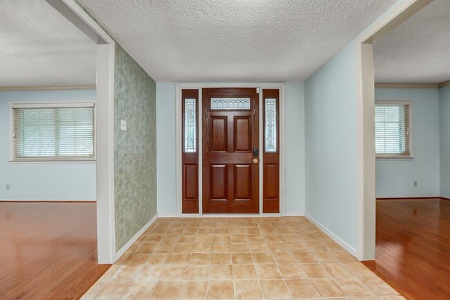 8001 Manassas Dr