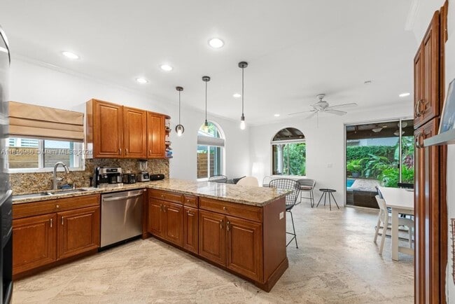3049 Mary St