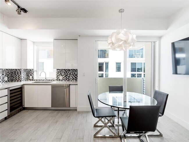 51 N Shore Dr