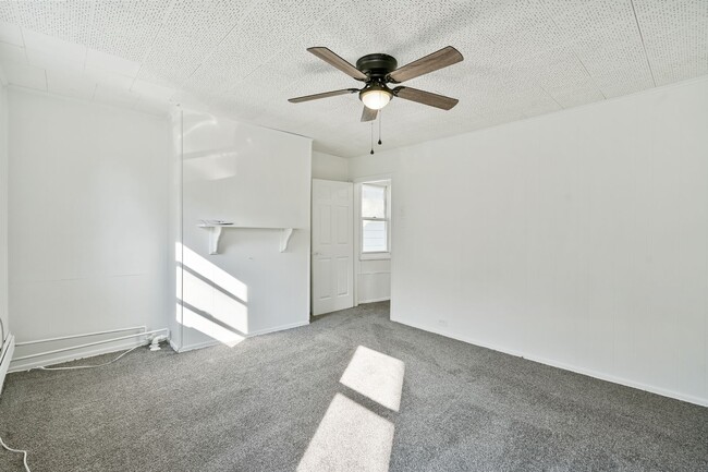 Photo - 2 bed 1 bath - newly updated, convenient location, washer/dryer/dishwasher