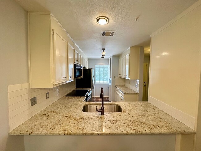2/2 Condo Near West Lake - 2/2 Condo Near West Lake