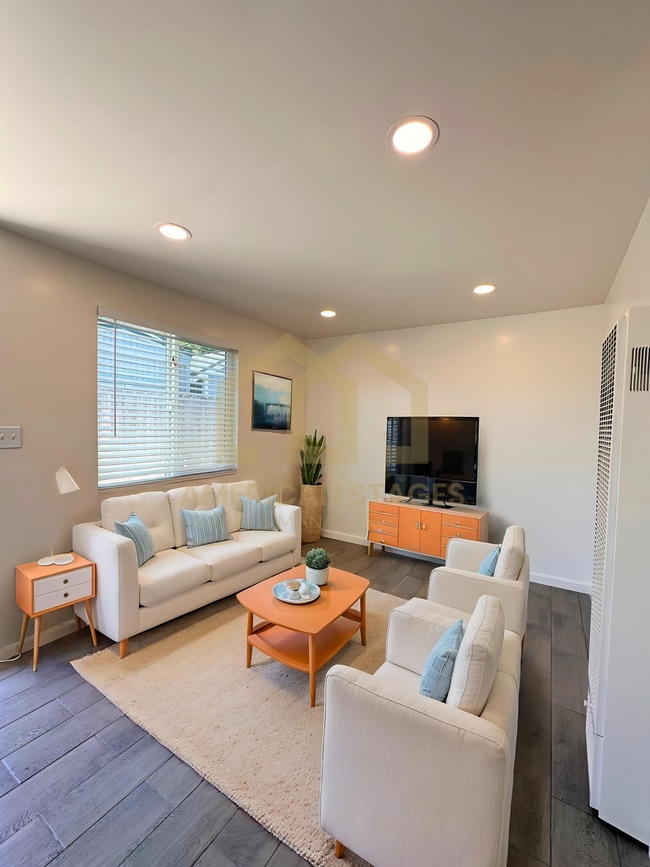 Photo - 1101 W Oak Ave