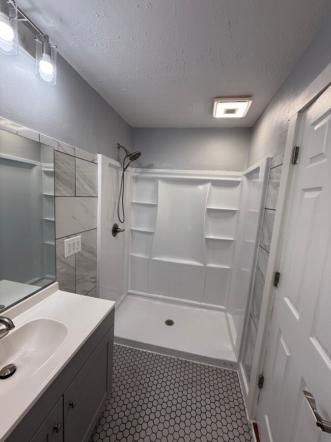 Photo - 16200 Round Mountain Rd