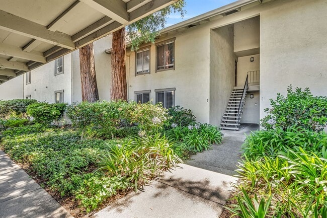 Building Photo - CHARMING 2 BED & 1 BATH CONDO IN THE HEART OF DOWNTOWN WALNUT CREEK!!