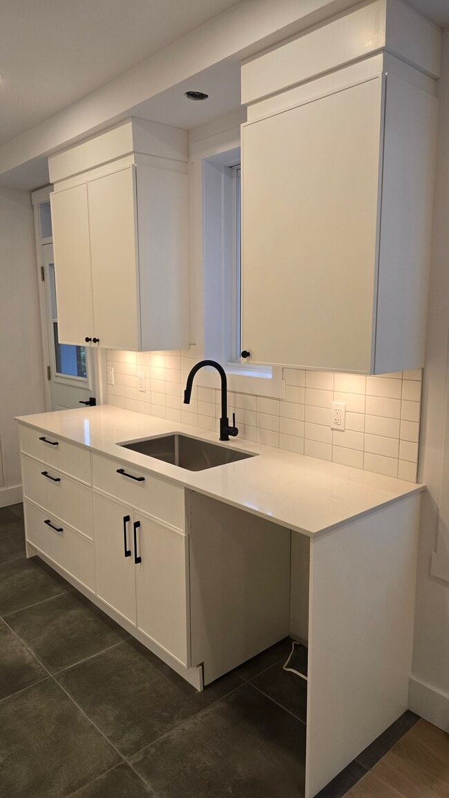 Building Photo - 2033 Rue De Chambly Unit 2033