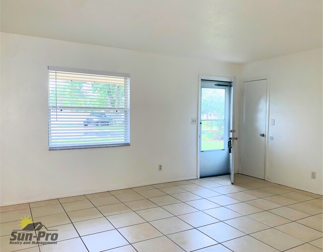 Photo - 1965 Nelson Ave