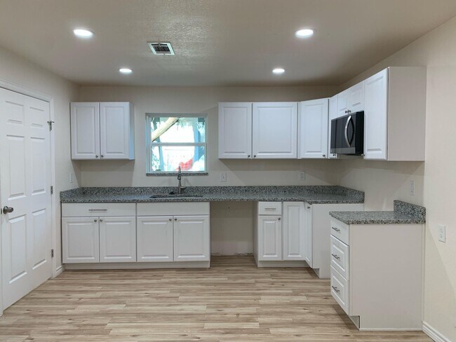 Photo - 820 W Crawford St