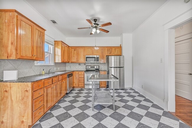 Photo - 1615 Winnie St