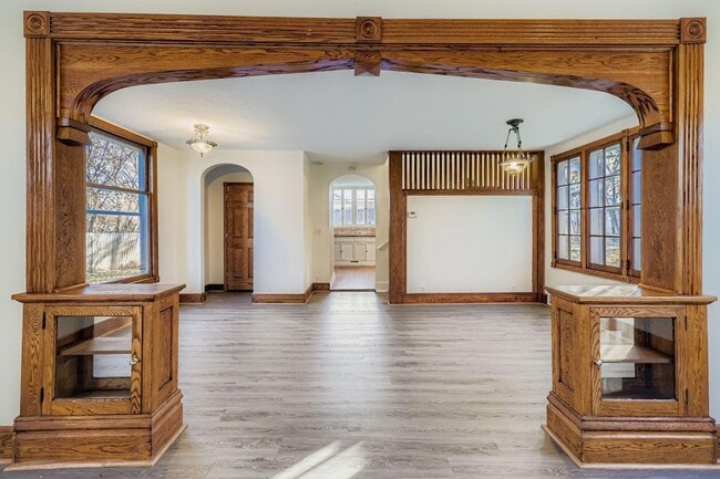 Photo - 988 Reaney Ave E