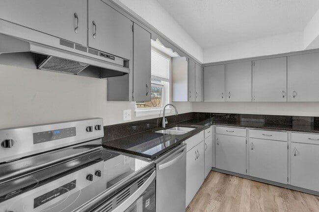 Building Photo - Amazing Townhomes