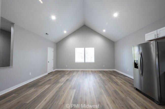 Photo - "Charming 3-Bedroom Duplex with 2 Full Baths in Prime Indianapolis Location!" Unidad B