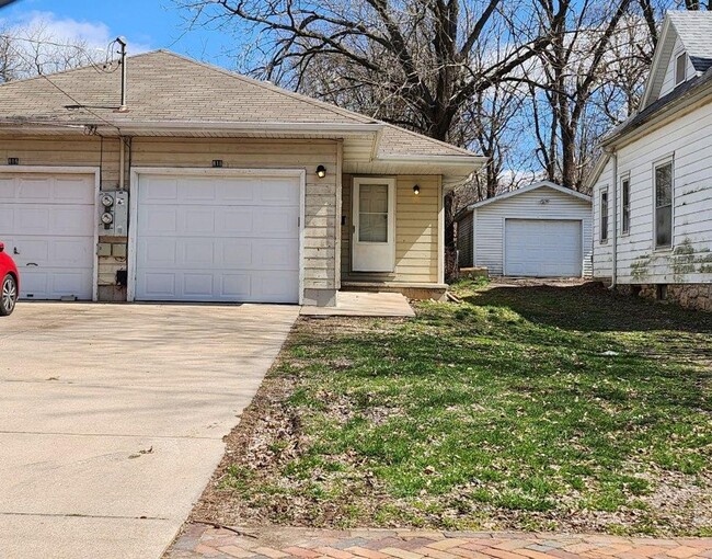 Building Photo - Great 2 bedroom 1 bath Duplex with attached garage