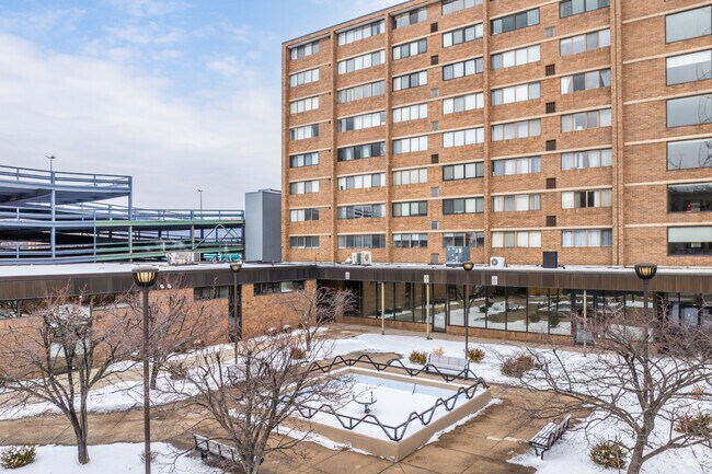 Photo - Forum Towers