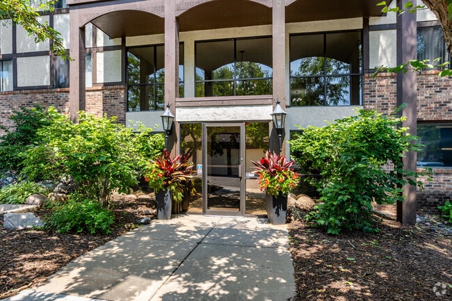 Building Photo - Valley Creek West
