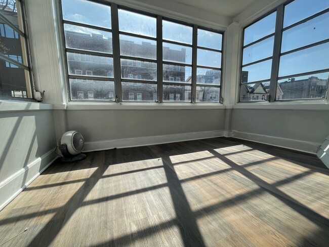 Building Photo - 101 Romaine Ave Unit #2