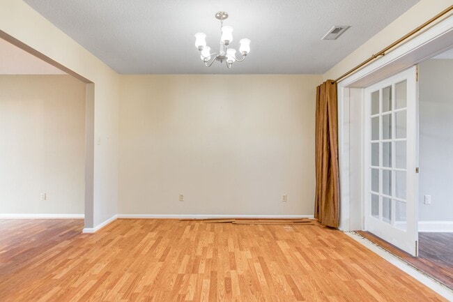 Photo - 3 bed/2 1/2 Bath.  Pet Friendly.  Easy access to I81/US460