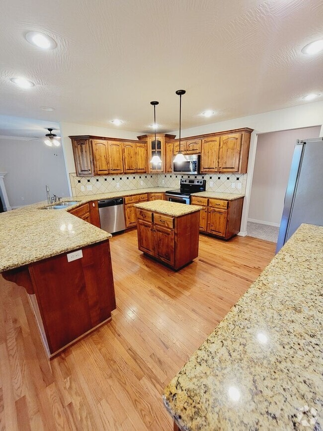 Building Photo - Prairie View Estates,  4 BR - 3 Car Garage... Rental
