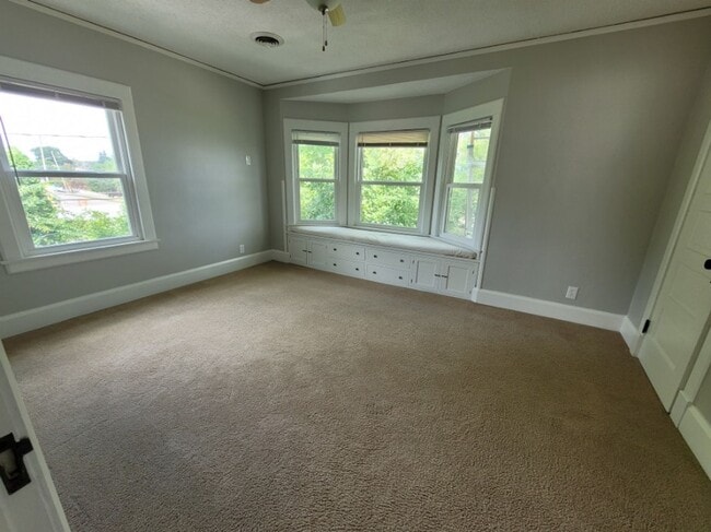 Photo - Beautiful 4 bedroom 1.5 house