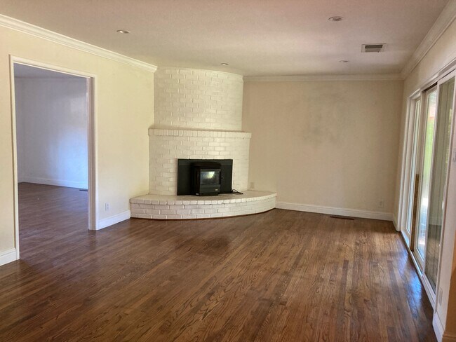 Photo - 2210 Las Gallinas Ave